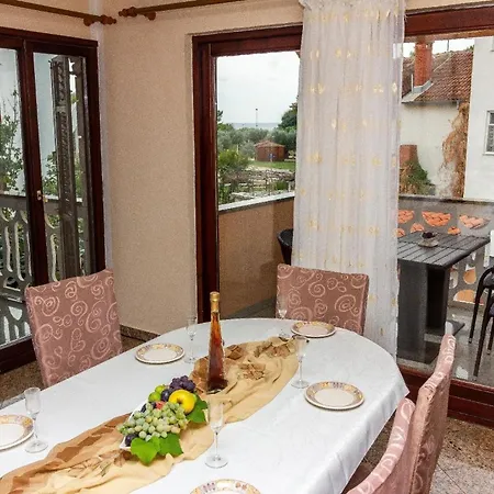 In Mit Grill, Garten Und Terrasse * Fažana